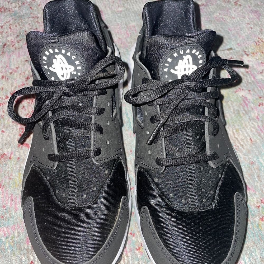 WMNS Nike Huaraches - size 9